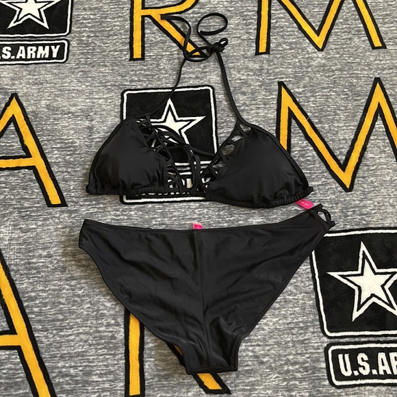 Victoria’s Secret Swimsuit. - Picture 2 of 4